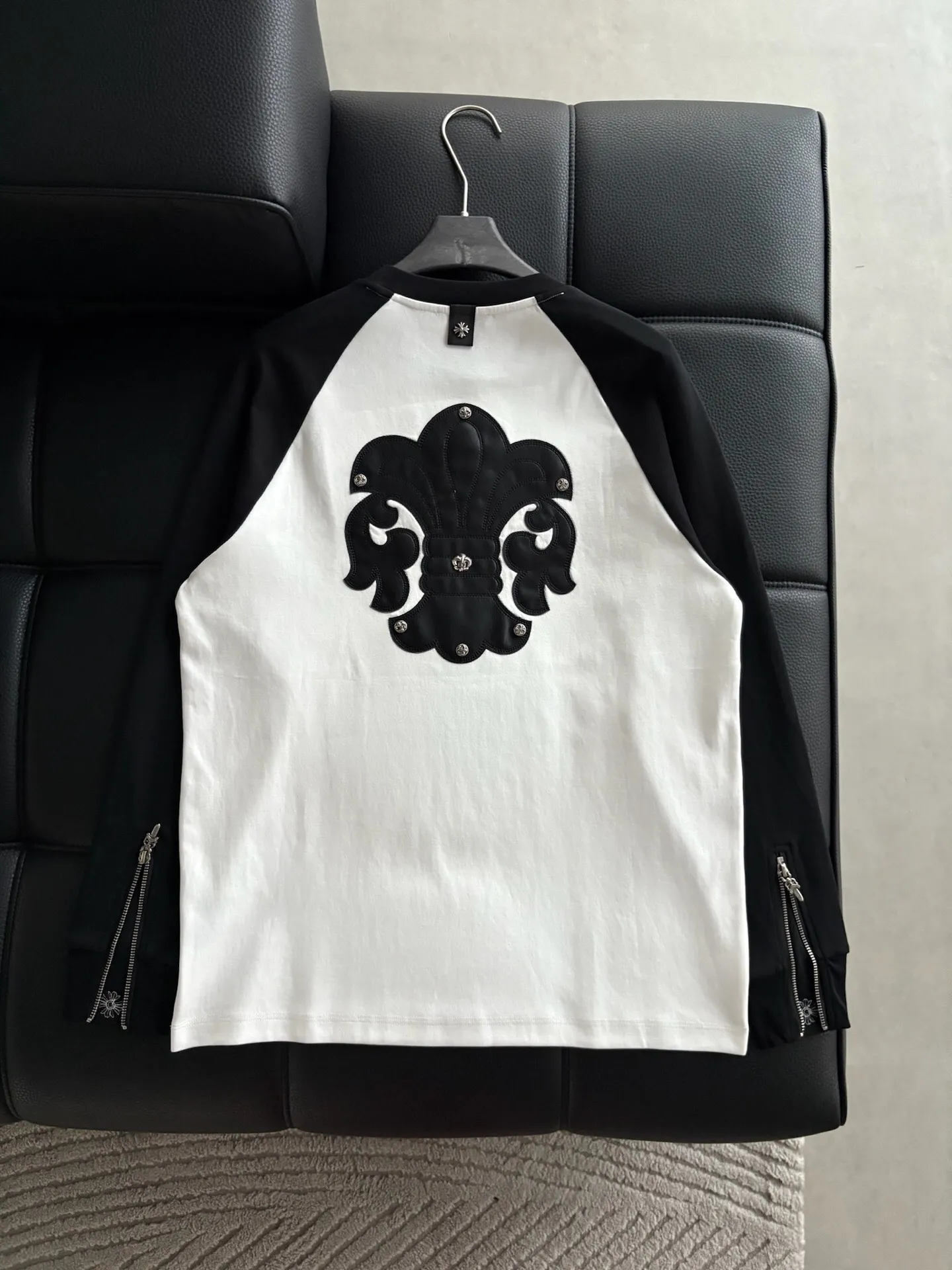 P420 💰 ChromeHearts Chrome Heart Round Neck Raglan Sleeves—Pursue quality and ensure quality! Using double-sided cotton fabric, the texture is clearly visible, the texture is soft, delicate and smooth, and the custom-made leather stitching process is full of drape! The workmanship is fine and the shoulder lines are smooth. All imported chain machines are used to make the shoulder rolling strips. It has a certain thickness and is not made of cheap material but has a shiny feel that is comfortable and not tight on the upper body. It is the most avant-garde street item that can be easily matched by both men and women!  Color: black Size: m-3xl Style number: 3566